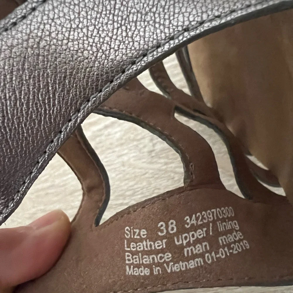 ✅DANSKO ,leather ,Pewter Metallic color Sandel shoes with adjustable strap - Picture 7 of 11